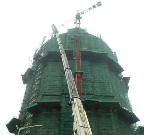 湘潭市吊车在工地上作业